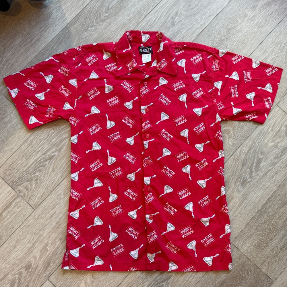 Hershey’s Kisses Men’s Size Medium Red Allover Print Short Sleeve Button Down M